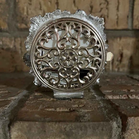 A VINTAGE PEARLIZED LOVELY CLOCK - Picture 4 of 8